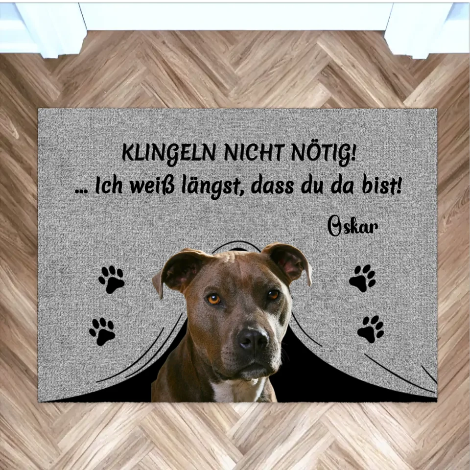 Personalisierte Fußmatte mit Hundebild und Spruch für Eingangsbereich.
