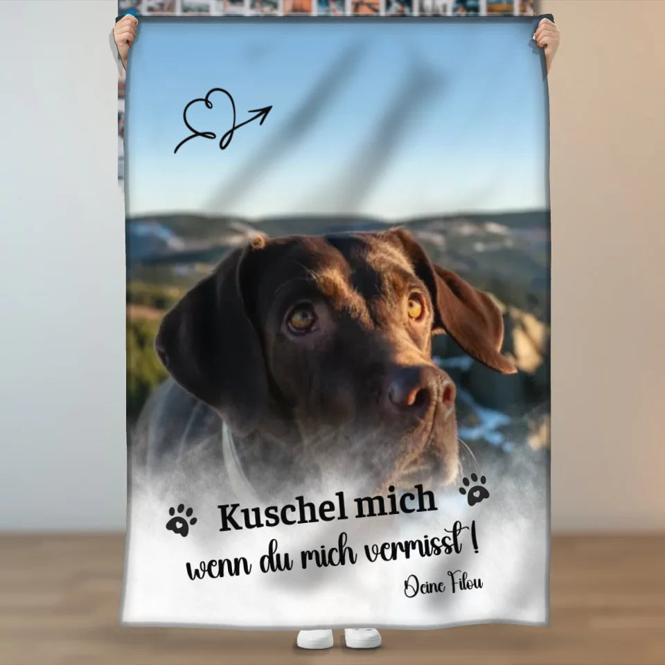 Personalisierte Hundedecke mit dem Text 'Kuschel mich wenn du mich vermisst!' und Hundebild im Hintergrund.