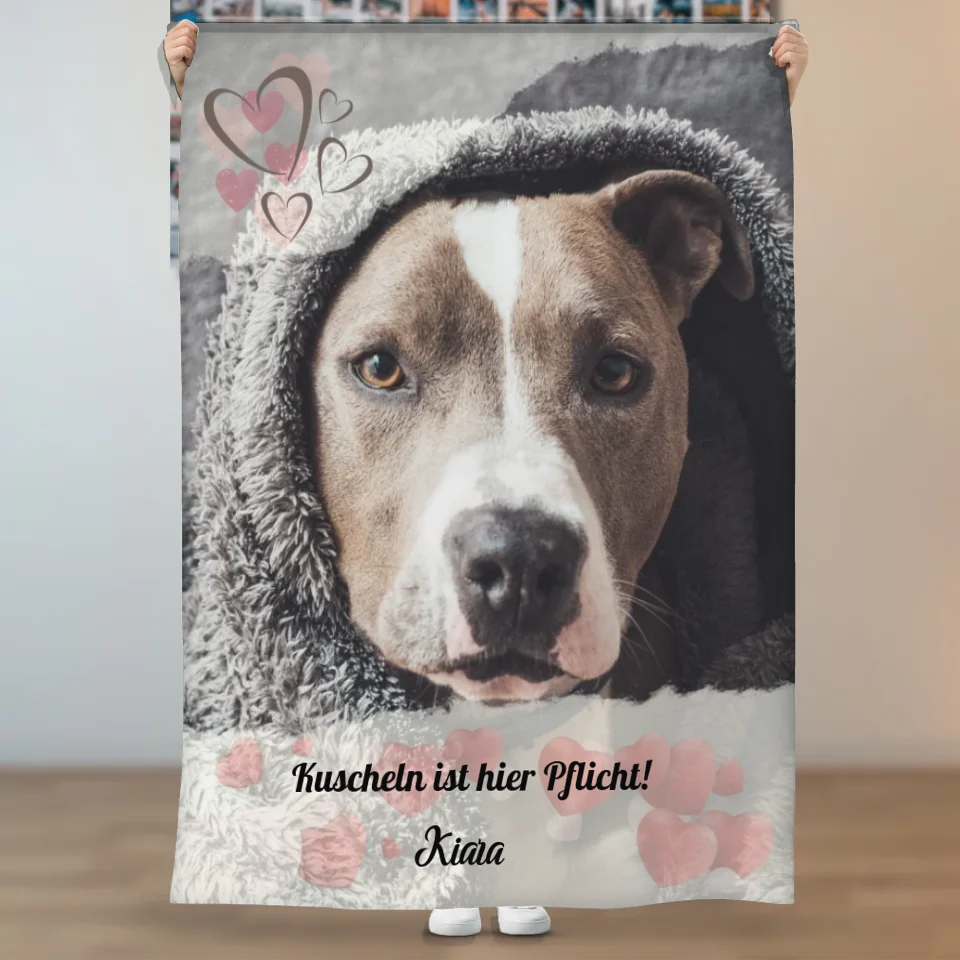 Personalisierte Decke mit Hundedesign und Aufschrift "Kuscheln ist hier Pflicht!" für gemütliche Momente.