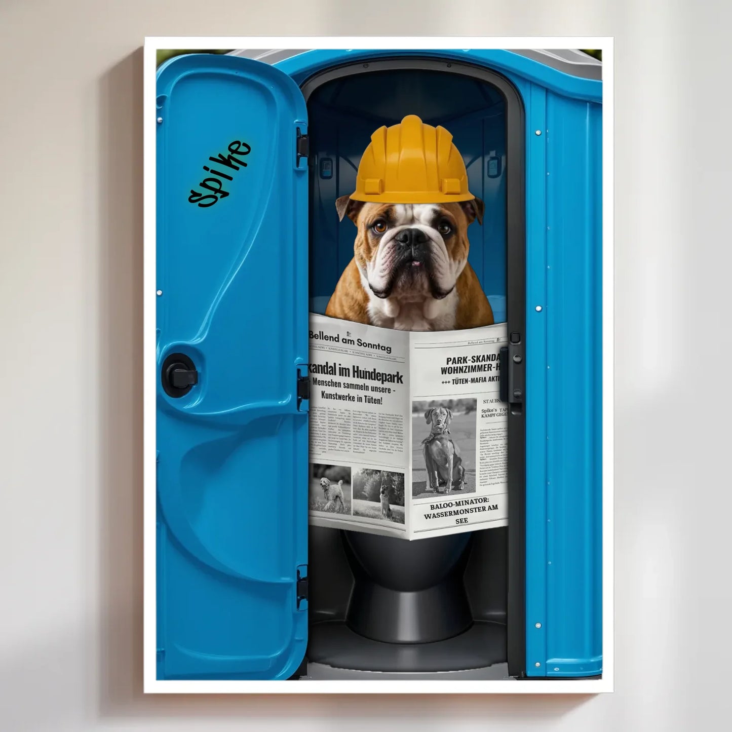 Personalisiertes Poster mit Bulldogge in Toilettenhäuschen, witzige Geschenkidee für Haustierliebhaber.