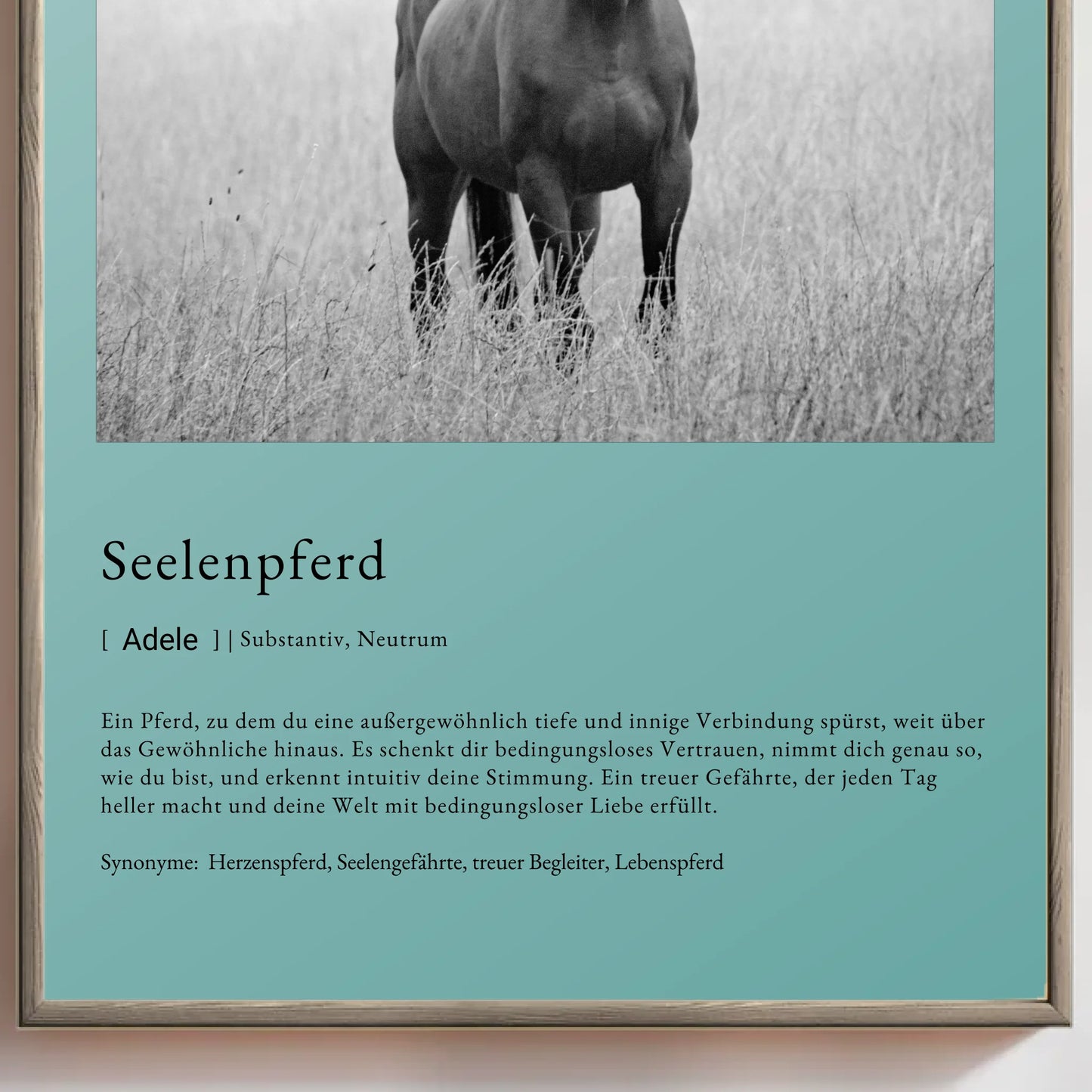 Schwarzes und weißes Poster eines Seelenpferds mit emotionaler Beschreibung und stilvollem Rahmen.