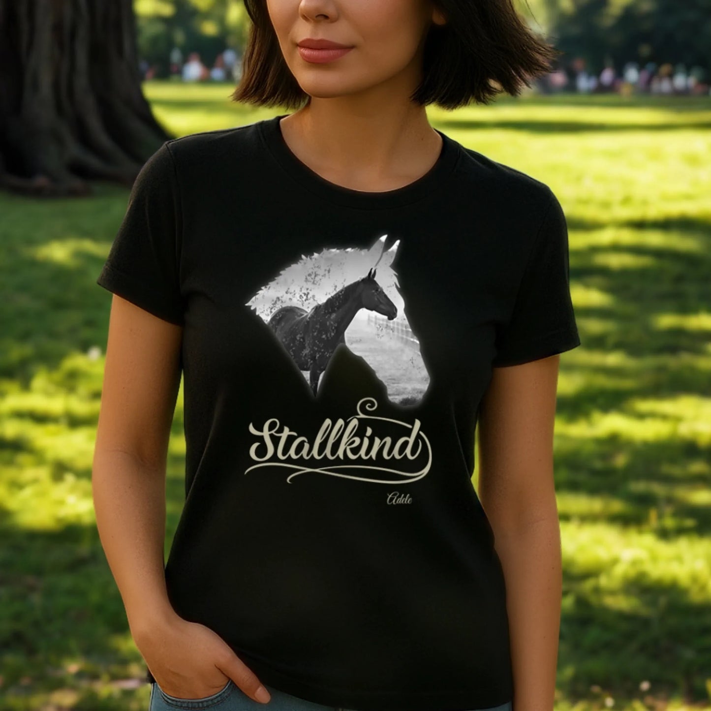 Personalisiertes T-Shirt "Stallkind" Standard Personalisiertes T-Shirt mit Pferdemotiv für alle Pferdeliebhaber – Name, Bild & Farbe wählbar. Hochwertig, bequem, nachhaltig. Für echte Stallkinder.