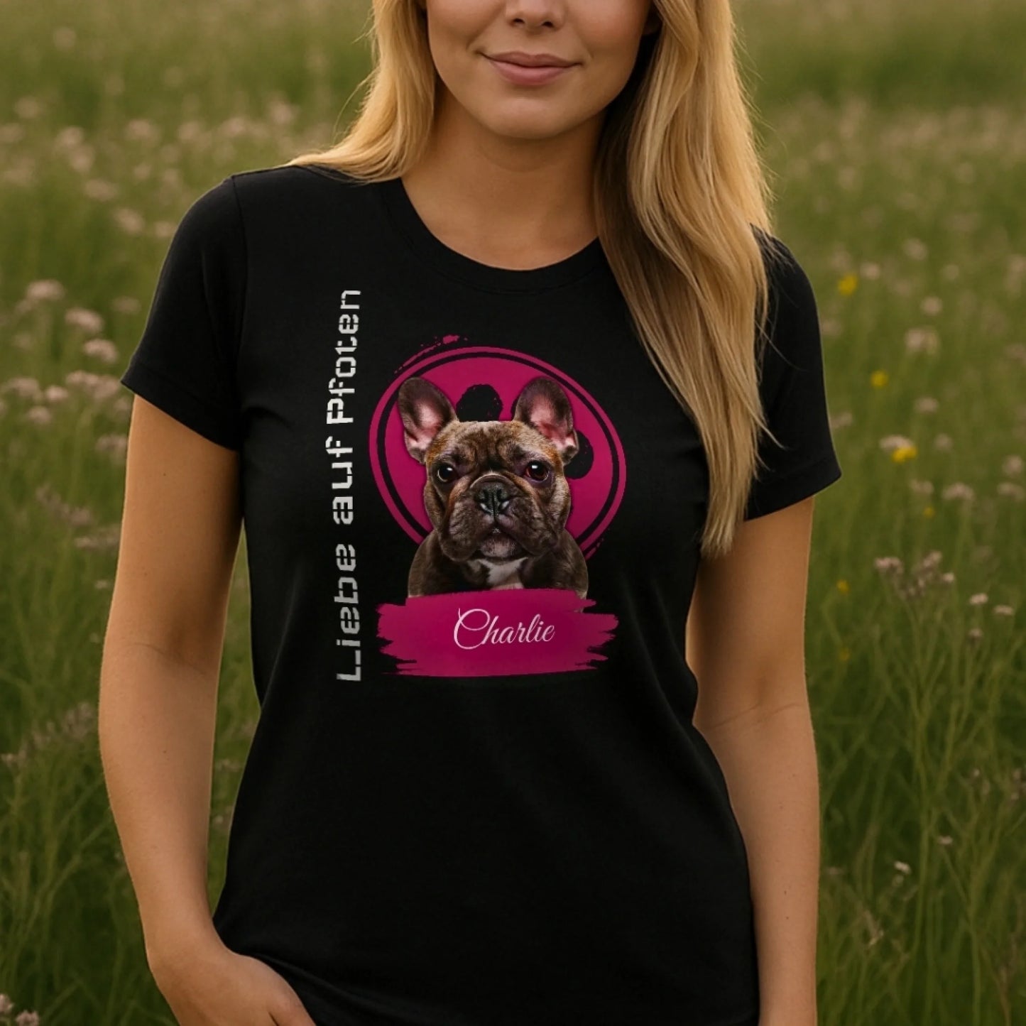 Personalisiertes T-Shirt "Liebe auf Pfoten" "Liebe auf Pfoten" – personalisiertes T-Shirt für Tierliebhaber. Mit deinem Wunschbild von Hund oder Katze. Emotional, einzigartig, perfekt zum Verschenken.