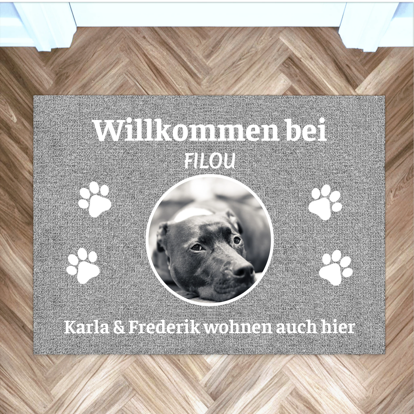 Personalisierte Fußmatte "Tierische Wahrheit" mit Hundebild und Willkommensbotschaft für Filou.