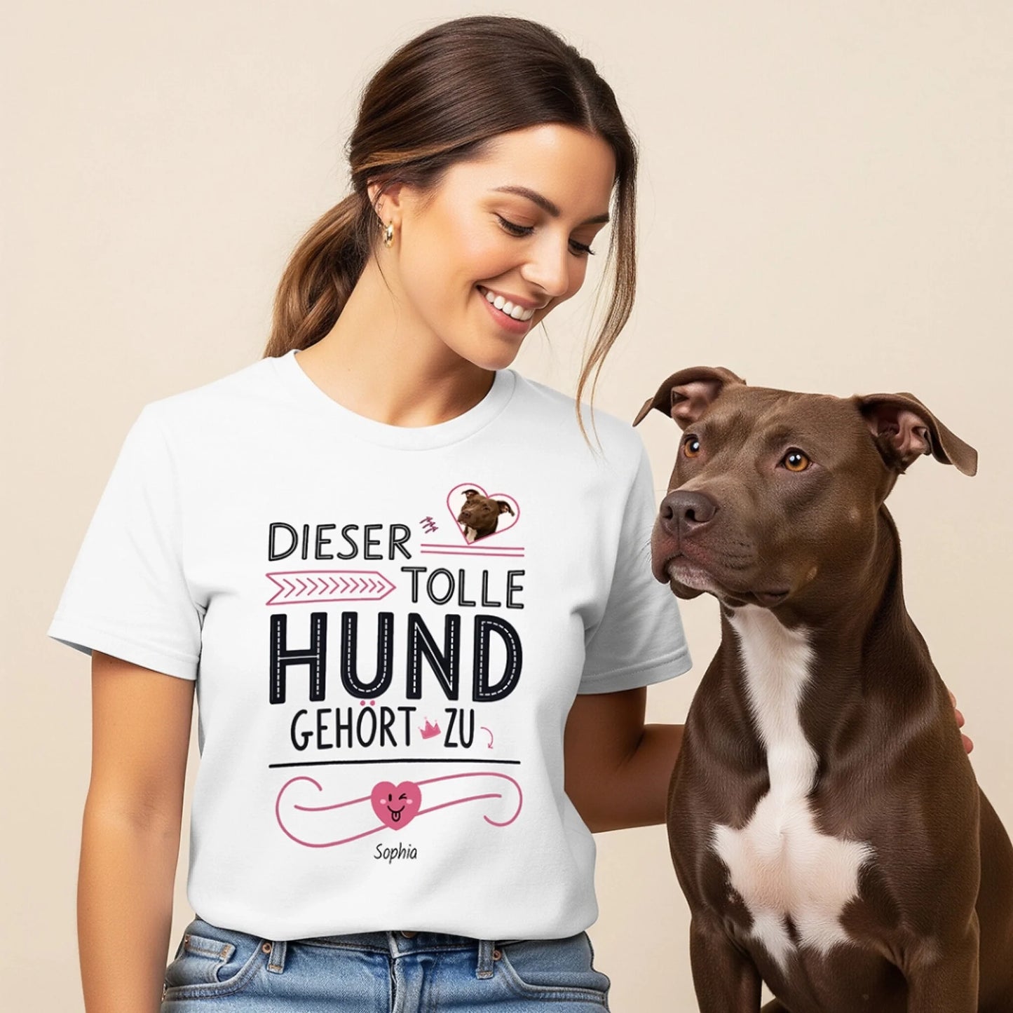Personalisiertes T-Shirt "Dieser tolle Hund gehört zu" Deine Fellnase als personalisiertes T-Shirt – hochwertig bedruckt und in 3–6 Tagen bei dir. Jetzt gestalten und ein einzigartiges Shirt sichern.