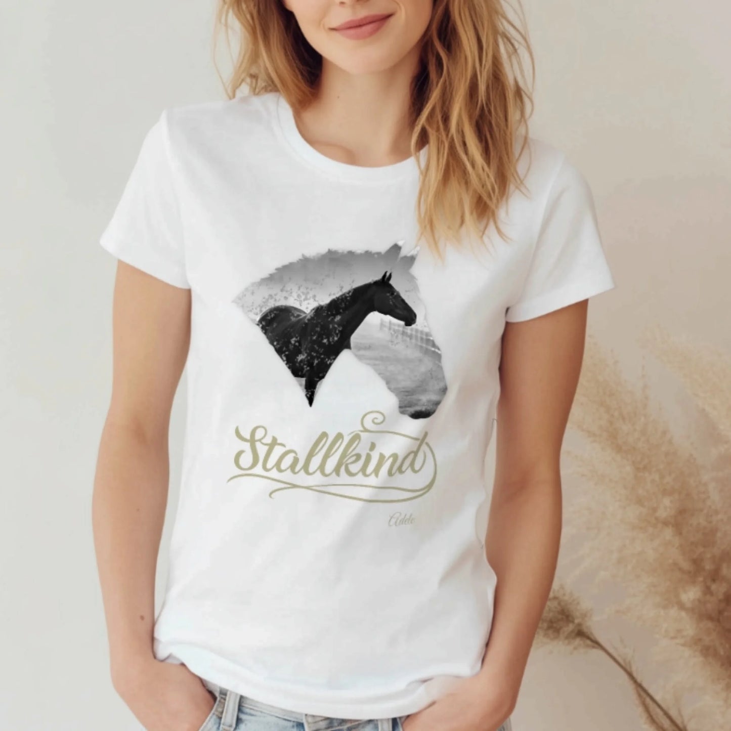 Personalisiertes T-Shirt "Stallkind" Standard Personalisiertes T-Shirt mit Pferdemotiv für alle Pferdeliebhaber – Name, Bild & Farbe wählbar. Hochwertig, bequem, nachhaltig. Für echte Stallkinder.