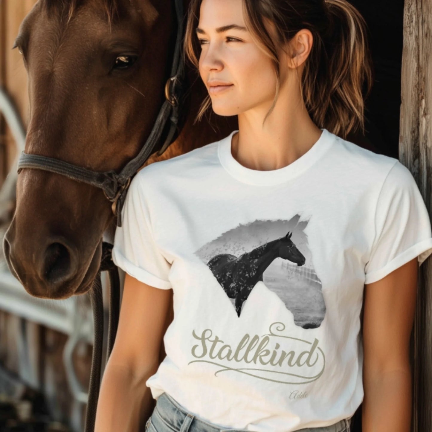 Personalisiertes T-Shirt "Stallkind" Standard Personalisiertes T-Shirt mit Pferdemotiv für alle Pferdeliebhaber – Name, Bild & Farbe wählbar. Hochwertig, bequem, nachhaltig. Für echte Stallkinder.