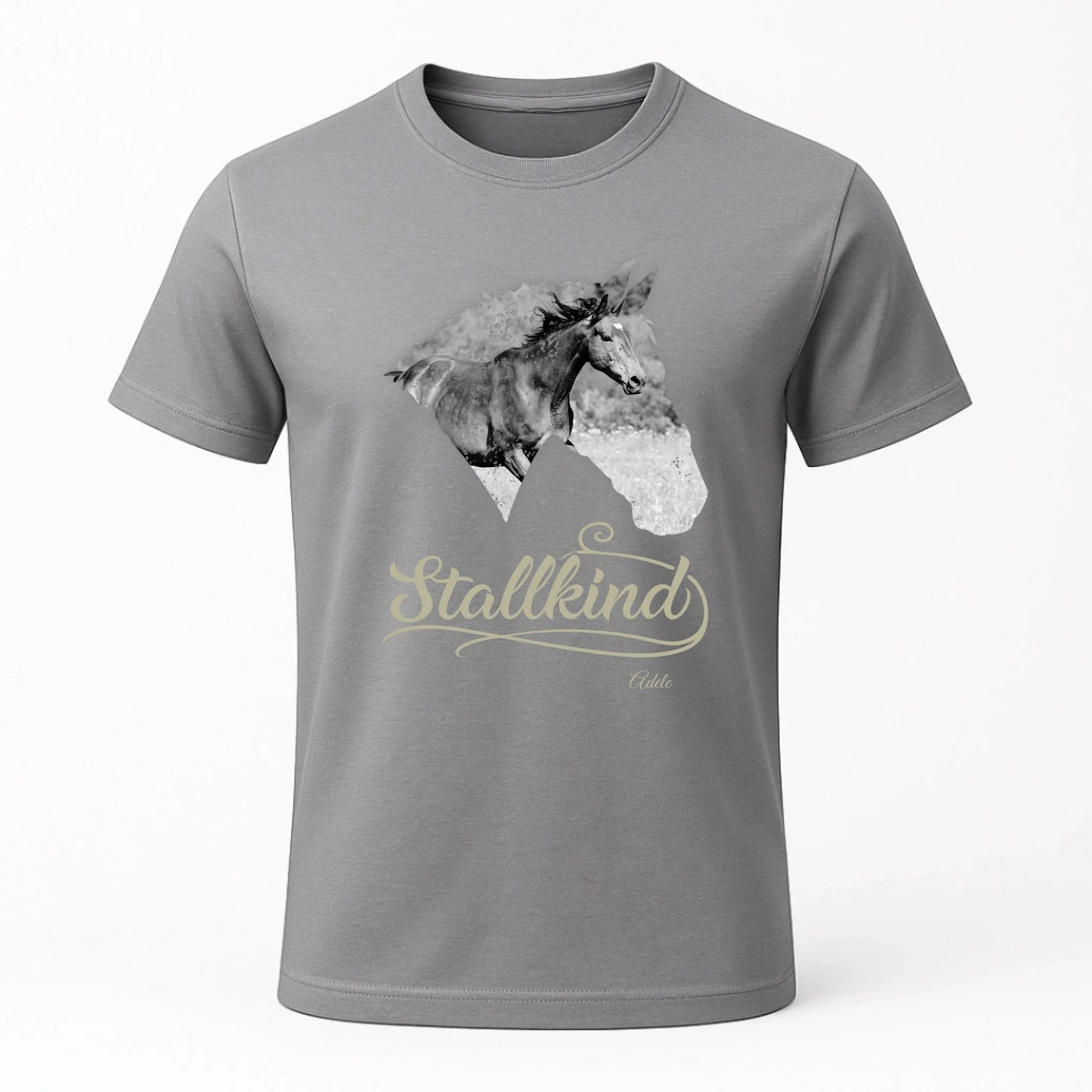 Personalisiertes T-Shirt "Stallkind" Standard Personalisiertes T-Shirt mit Pferdemotiv für alle Pferdeliebhaber – Name, Bild & Farbe wählbar. Hochwertig, bequem, nachhaltig. Für echte Stallkinder.