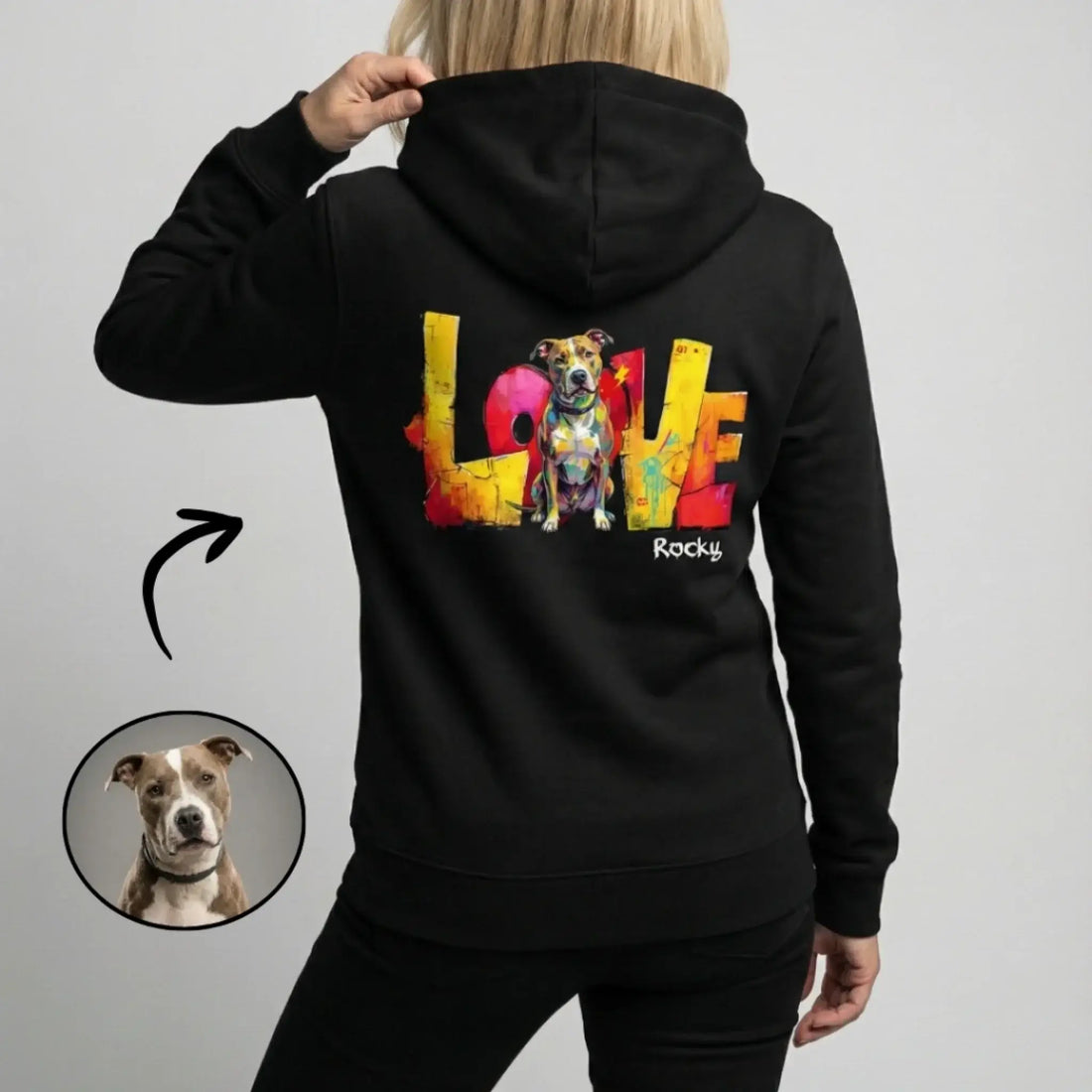 Person trägt personalisierten Love-Hoodie mit Tier als Backprint