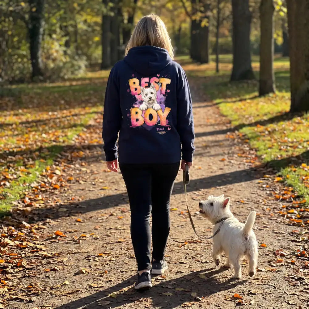 Frau im personalisierten Best Boy Hoodie mit ihrem Westie beim Herbstspaziergang | Fellverliebt.store