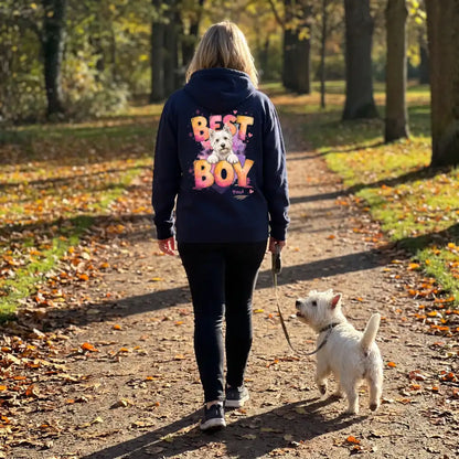 Frau im personalisierten Best Boy Hoodie mit ihrem Westie beim Herbstspaziergang | Fellverliebt.store