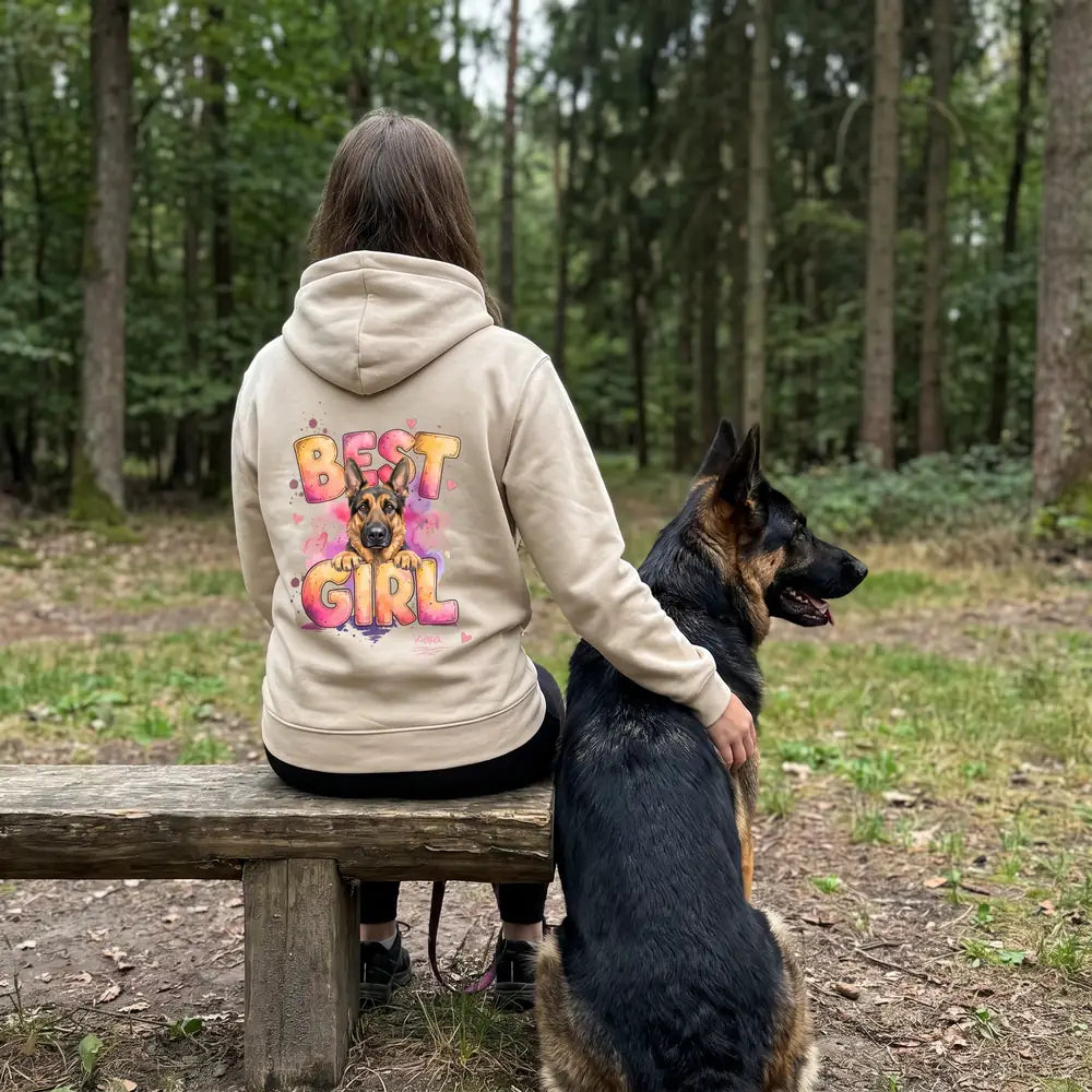 Personalisierter Best Girl Hoodie mit Hund: Frau und Schäferhund auf einer Waldbank | Fellverliebt.store