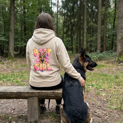 Personalisierter Best Girl Hoodie mit Hund: Frau und Schäferhund auf einer Waldbank | Fellverliebt.store