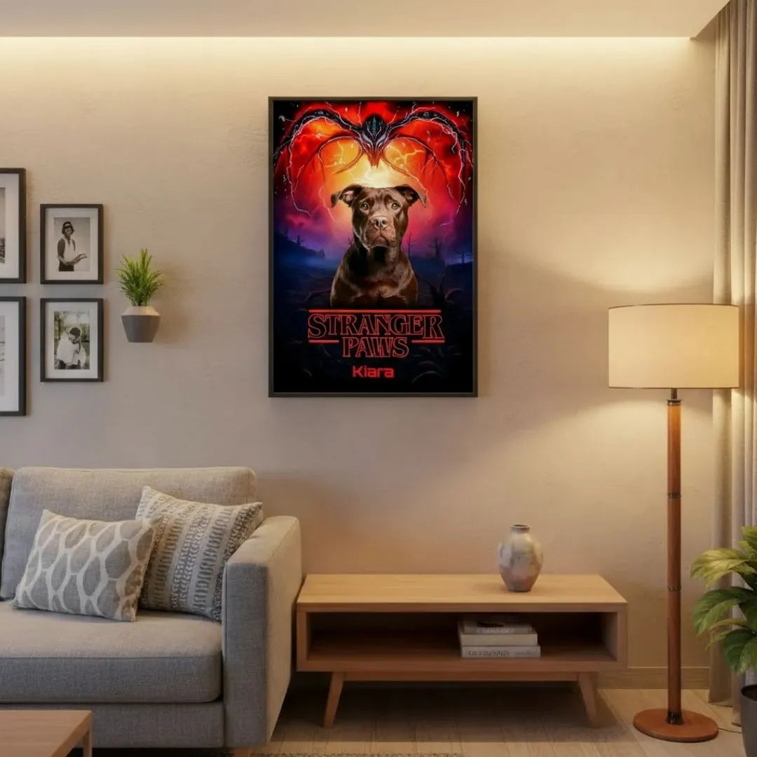 Personalisiertes Poster "Stranger Paws" mit Hund im Wohnzimmer – tolles Geschenk für Haustierbesitzer.