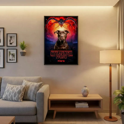 Personalisiertes Poster "Stranger Paws" mit Hund im Wohnzimmer – tolles Geschenk für Haustierbesitzer.