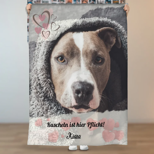 Personalisierte Decke mit Hundedesign und Aufschrift "Kuscheln ist hier Pflicht!" für gemütliche Momente.