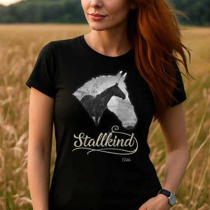 Personalisiertes T-Shirt "Stallkind" Standard Personalisiertes T-Shirt mit Pferdemotiv für alle Pferdeliebhaber – Name, Bild & Farbe wählbar. Hochwertig, bequem, nachhaltig. Für echte Stallkinder.