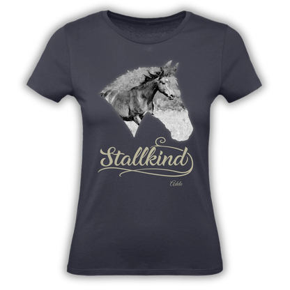 Personalisiertes T-Shirt "Stallkind" Standard Personalisiertes T-Shirt mit Pferdemotiv für alle Pferdeliebhaber – Name, Bild & Farbe wählbar. Hochwertig, bequem, nachhaltig. Für echte Stallkinder.