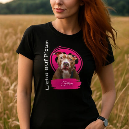 Personalisiertes T-Shirt "Liebe auf Pfoten" "Liebe auf Pfoten" – personalisiertes T-Shirt für Tierliebhaber. Mit deinem Wunschbild von Hund oder Katze. Emotional, einzigartig, perfekt zum Verschenken.