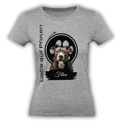 Personalisiertes T-Shirt "Liebe auf Pfoten" "Liebe auf Pfoten" – personalisiertes T-Shirt für Tierliebhaber. Mit deinem Wunschbild von Hund oder Katze. Emotional, einzigartig, perfekt zum Verschenken.