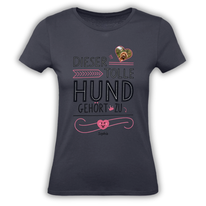 Personalisiertes T-Shirt "Dieser tolle Hund gehört zu" Deine Fellnase als personalisiertes T-Shirt – hochwertig bedruckt und in 3–6 Tagen bei dir. Jetzt gestalten und ein einzigartiges Shirt sichern.