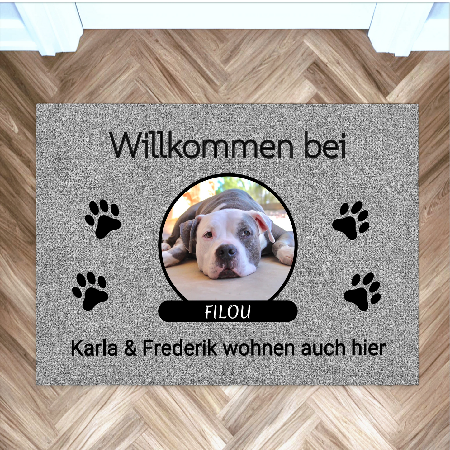 Personalisierte Fußmatte mit Foto eines Hundes und Namensschild, perfekt für den Eingangsbereich.