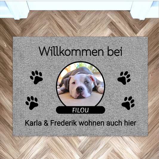 Personalisierte Fußmatte mit Foto eines Hundes und Namensschild, perfekt für den Eingangsbereich.