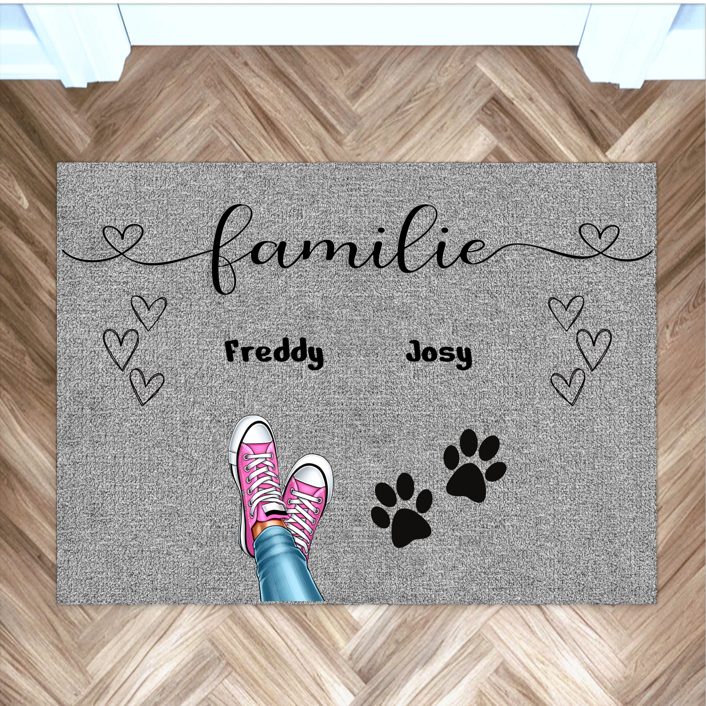 Personalisierte Fußmatte mit dem Schriftzug 'Familie' und Tierpfoten-Abdrücken, ideal für Haustierliebhaber.