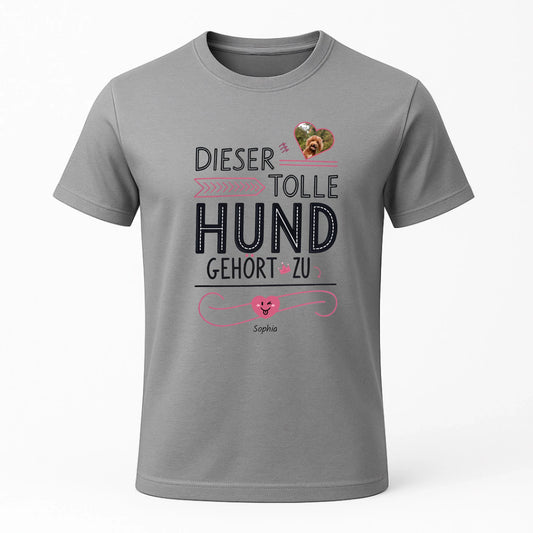 Personalisiertes T-Shirt "Dieser tolle Hund gehört zu" Deine Fellnase als personalisiertes T-Shirt – hochwertig bedruckt und in 3–6 Tagen bei dir. Jetzt gestalten und ein einzigartiges Shirt sichern.