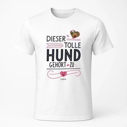 Personalisiertes T-Shirt "Dieser tolle Hund gehört zu" Deine Fellnase als personalisiertes T-Shirt – hochwertig bedruckt und in 3–6 Tagen bei dir. Jetzt gestalten und ein einzigartiges Shirt sichern.