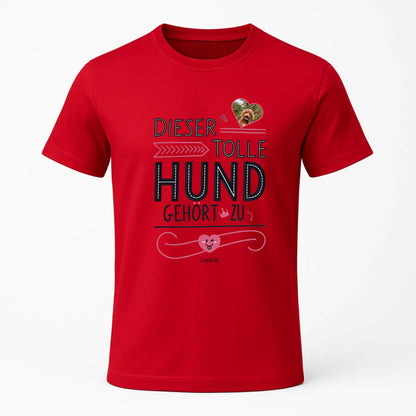 Personalisiertes T-Shirt "Dieser tolle Hund gehört zu" Deine Fellnase als personalisiertes T-Shirt – hochwertig bedruckt und in 3–6 Tagen bei dir. Jetzt gestalten und ein einzigartiges Shirt sichern.