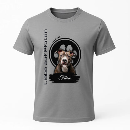 Personalisiertes T-Shirt "Liebe auf Pfoten" "Liebe auf Pfoten" – personalisiertes T-Shirt für Tierliebhaber. Mit deinem Wunschbild von Hund oder Katze. Emotional, einzigartig, perfekt zum Verschenken.