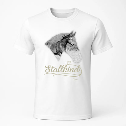 Personalisiertes T-Shirt "Stallkind" Standard Personalisiertes T-Shirt mit Pferdemotiv für alle Pferdeliebhaber – Name, Bild & Farbe wählbar. Hochwertig, bequem, nachhaltig. Für echte Stallkinder.