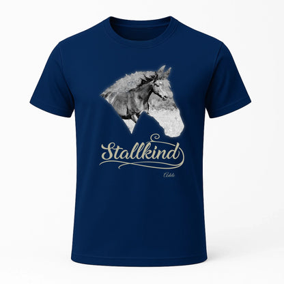 Personalisiertes T-Shirt "Stallkind" Standard Personalisiertes T-Shirt mit Pferdemotiv für alle Pferdeliebhaber – Name, Bild & Farbe wählbar. Hochwertig, bequem, nachhaltig. Für echte Stallkinder.
