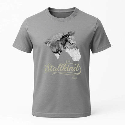 Personalisiertes T-Shirt "Stallkind" Standard Personalisiertes T-Shirt mit Pferdemotiv für alle Pferdeliebhaber – Name, Bild & Farbe wählbar. Hochwertig, bequem, nachhaltig. Für echte Stallkinder.