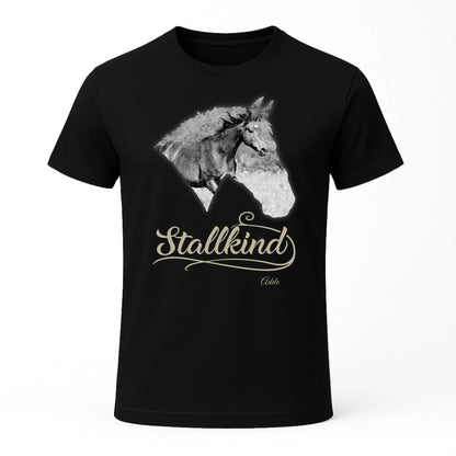 Personalisiertes T-Shirt "Stallkind" Standard Personalisiertes T-Shirt mit Pferdemotiv für alle Pferdeliebhaber – Name, Bild & Farbe wählbar. Hochwertig, bequem, nachhaltig. Für echte Stallkinder.