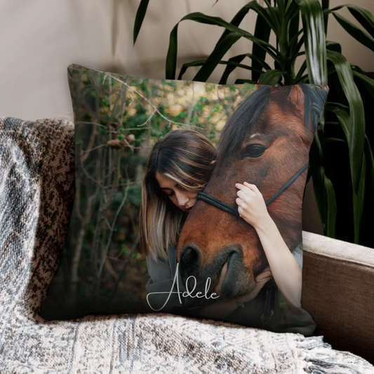 Individuelles Kissen "Pferdeglück" Individuelles Kissen mit Namen und Foto von deinem Pferd – personalisiertes Geschenk für Pferdeliebhaber. Kuschelweich, einzigartig. Jetzt gestalten!