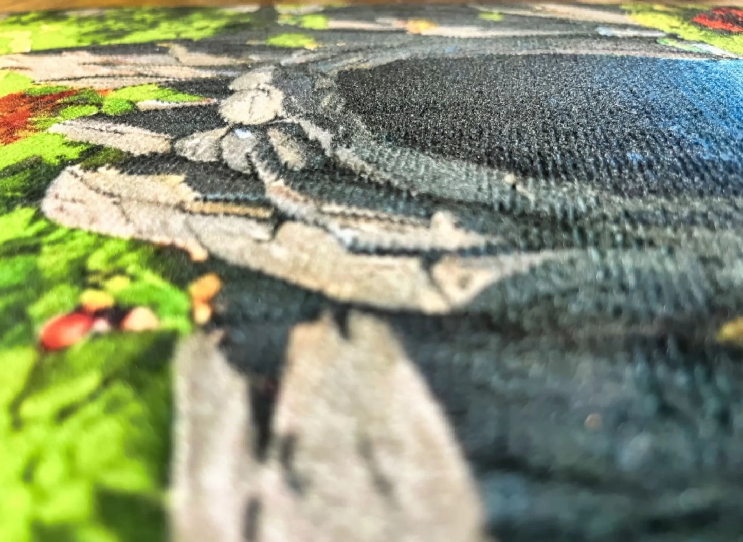 Detailaufnahme von einem personalisierten Spielzeugteppich – perfekt für Dinosaurier Spielzeug und Dinowelt.