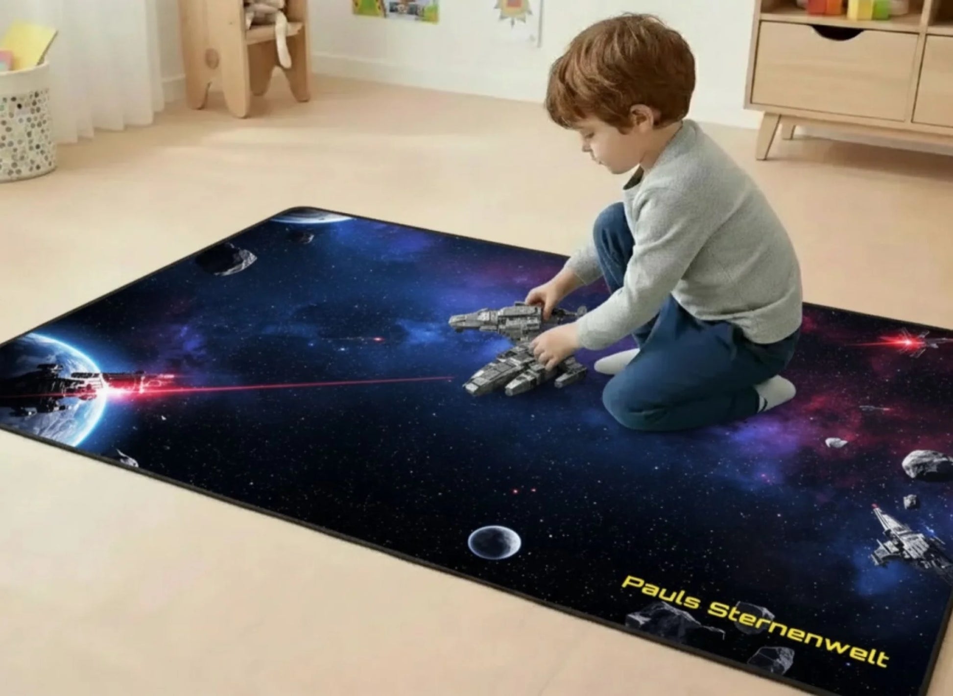 Personalisierter Spielzeugteppich – perfekt für Weltall Spielzeug und Raumschiffe mit einem Kind, das spielt.