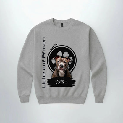Personalisierter Sweater "Liebe auf Pfoten" mit Hundemotiv, ideales einzigartiges Geschenk für Haustierbesitzer.