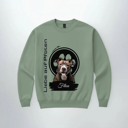 Personalisierter Sweater "Liebe auf Pfoten" mit Hundebild, ideal für Haustierbesitzer und als schönes Geschenk.