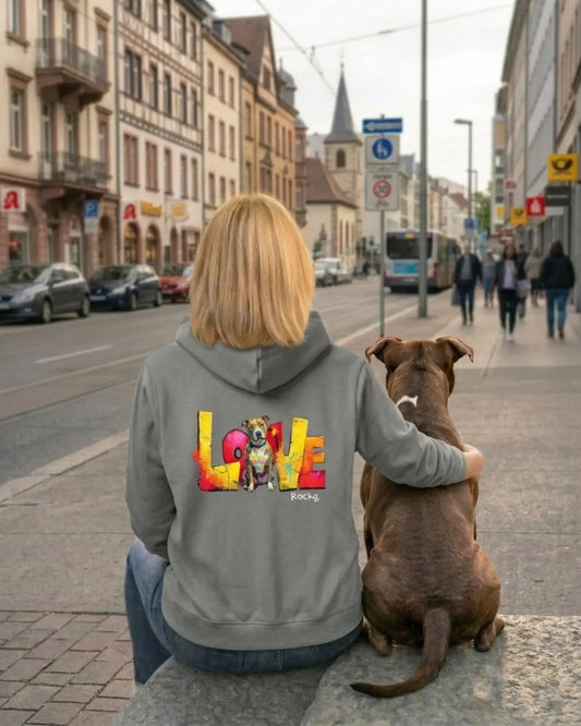 Personalisierter Zipper "Love" - Unisex: Eine Person mit Hoodie und Hund in der Stadt, die Liebe zu Tieren zeigt.
