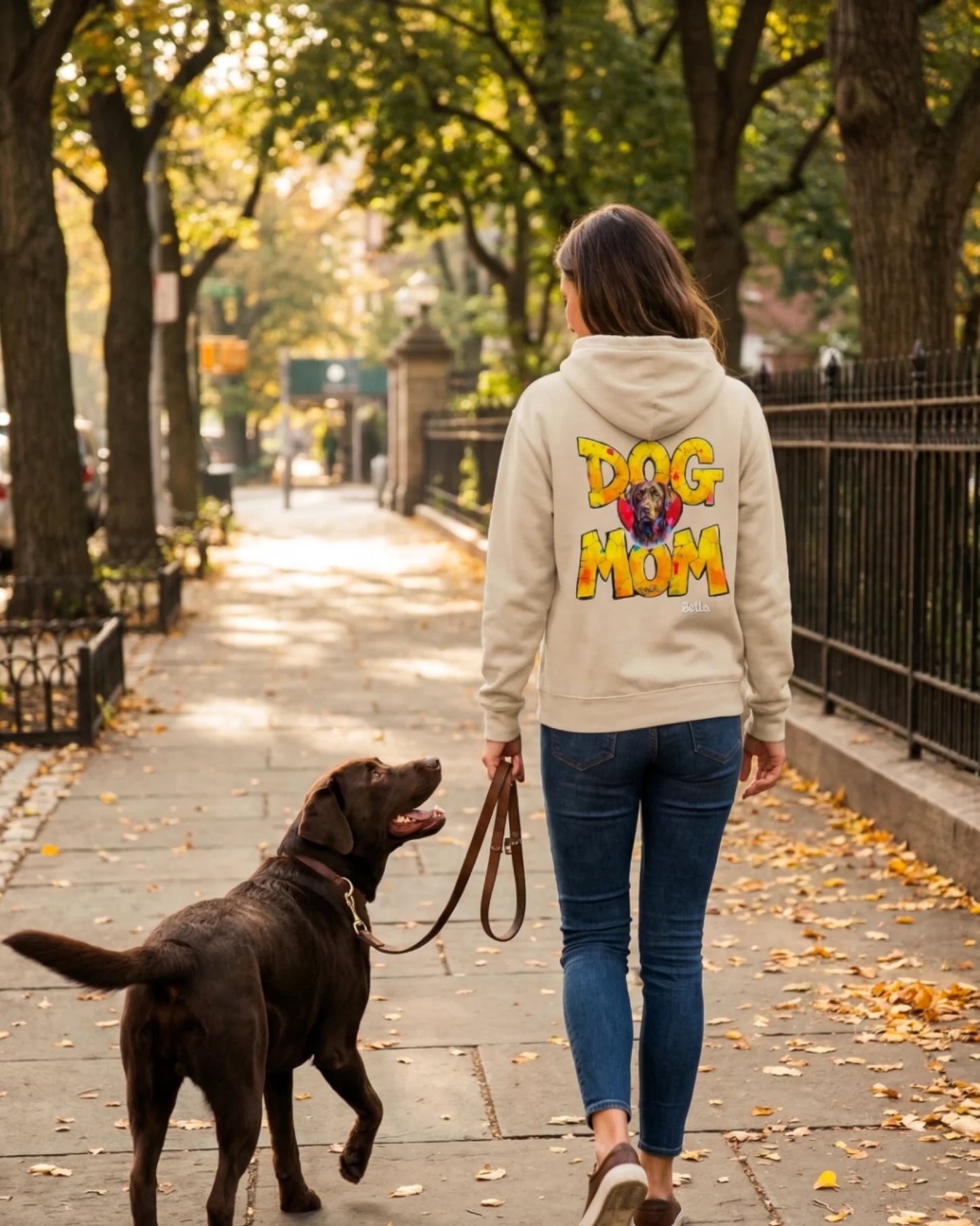 Sweat à capuche personnalisé DOG MOM en style pop art avec motif de chien