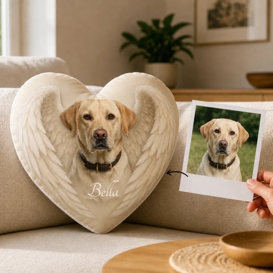 Erinnerungskissen Hund personalisiert mit Labrador-Portrait im Wohnzimmer