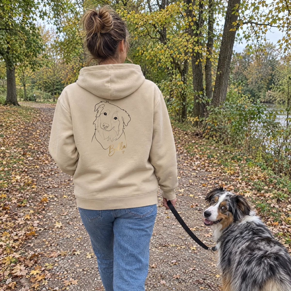 Hoodie in Sand mit Line-Art vom Australian Shepherd beim Spaziergang im Park