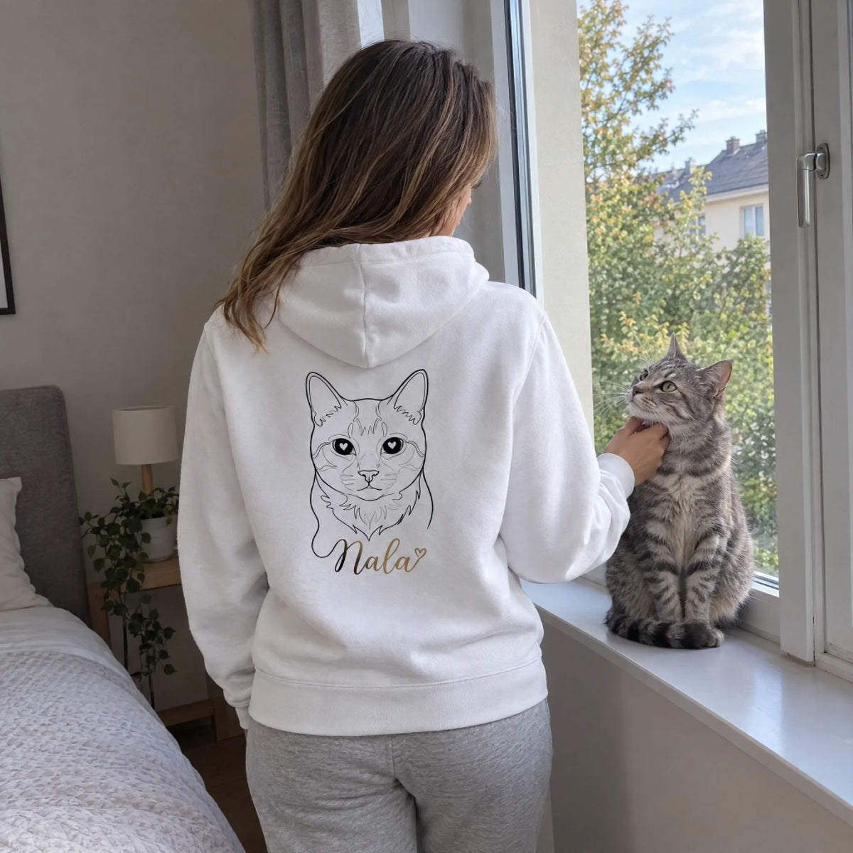 Weißer Hoodie mit Katzen-Line-Art und Name Nala, Katze am Fenster