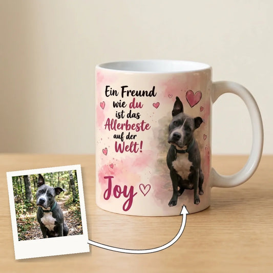 Personalisierte Tasse mit Foto und Name eines Pitbulls, daneben das Originalfoto als Polaroid