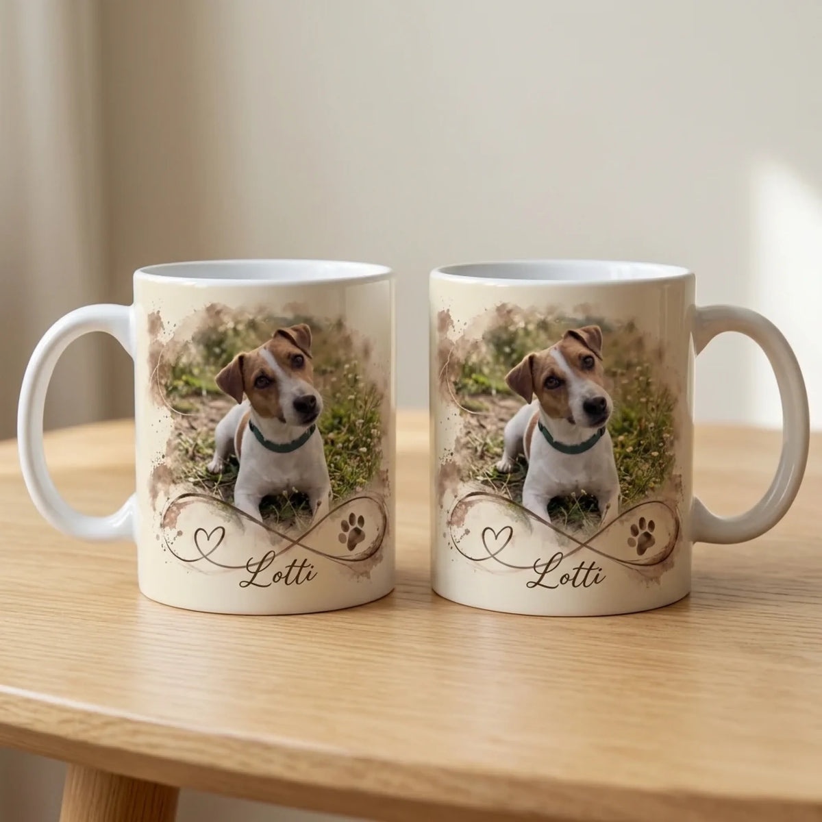 Zwei Tassen mit Hundefoto und Namen: das Jack-Russell-Motiv steht vorne und hinten auf der Tasse