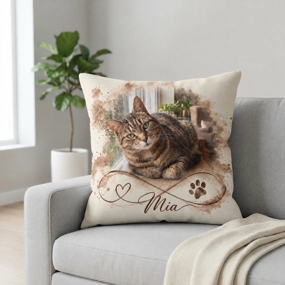 Kissen mit Katzenfoto im Aquarell-Stil und Unendlichkeitszeichen auf grauem Sofa