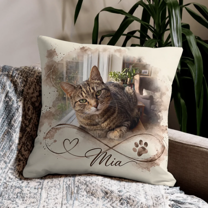 Kissen Unendliche Liebe mit Katzenfoto im Aquarell-Rahmen neben einer Strickdecke